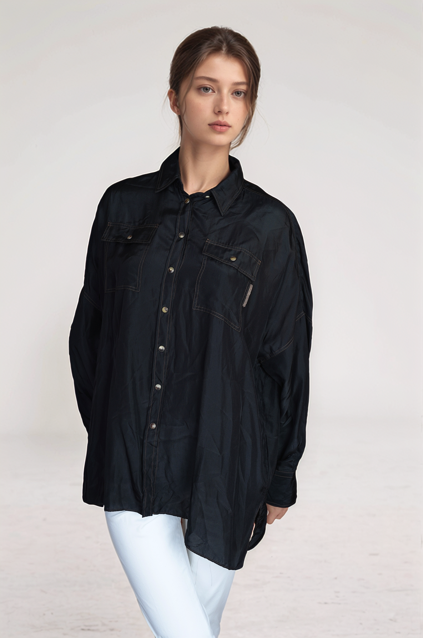 Brunello Cucinelli Bluse aus Seiden-Crepe de Chine mit Monili Detail Oversize