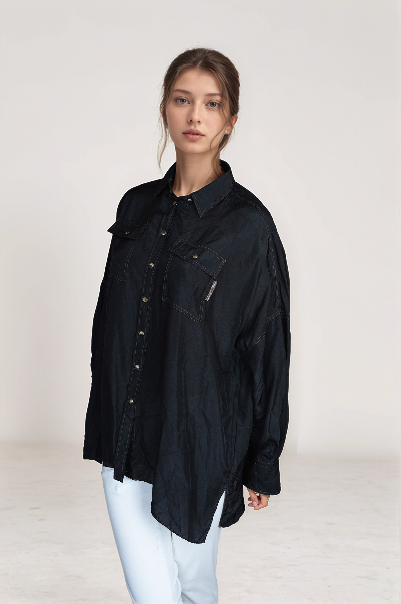 Brunello Cucinelli Bluse aus Seiden-Crepe de Chine mit Monili Detail Oversize